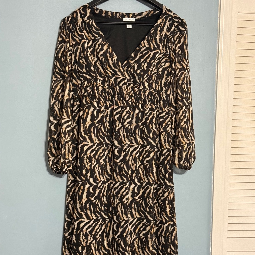 Sofia Vergara Black and Cream Sheath Dress with Long Bishop Sleeves and V-Neck - Picture 1 of 12